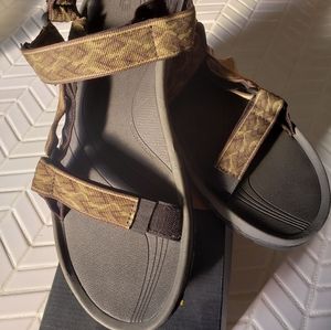 Teva mens size 11...in a box